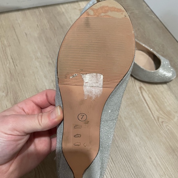 Women’s Le Château Silver Sparkle heel in Size 7 - Picture 3 of 3